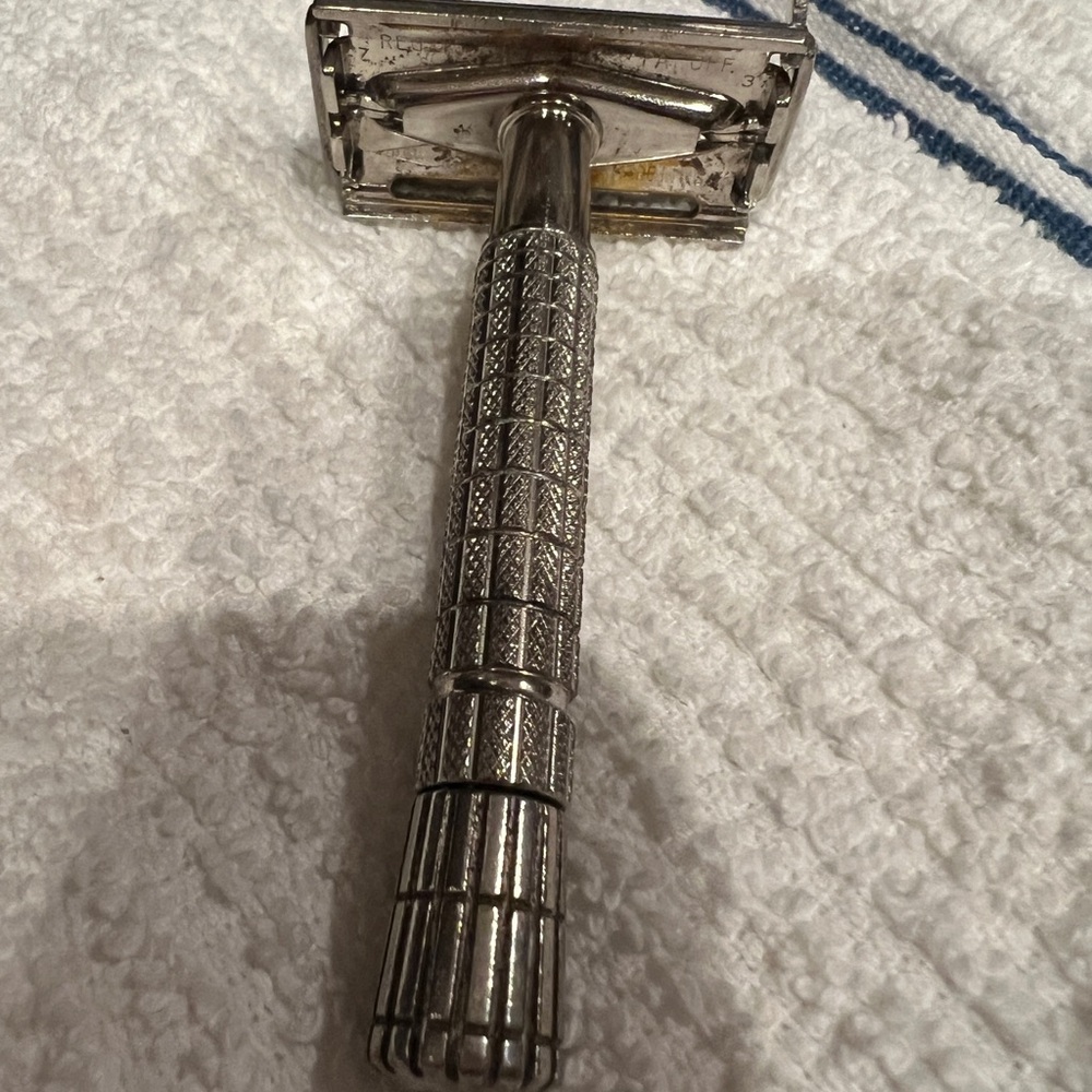 Classic Gillette Silver Safety Razor - Picture 4 of 5
